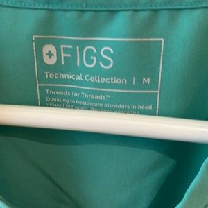 Figs scrubs medium top and large/petite bottom.  Matching set.